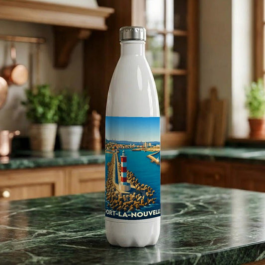 Gourde souvenir blanche de la ville de Port-la-Nouvelle illustrée par un phare au bord de l'eau.