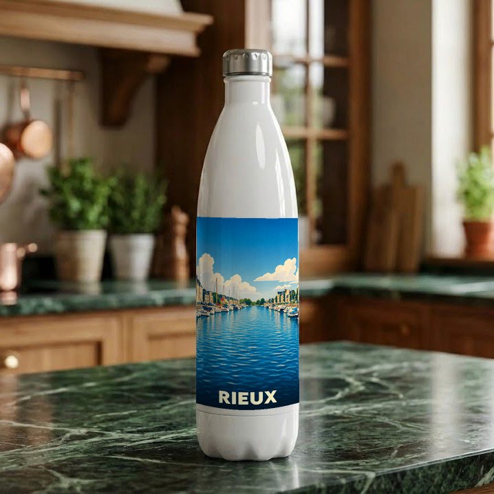 Gourde souvenir de la ville de Rieux avec une illustration stylisée d'un port de plaisance.