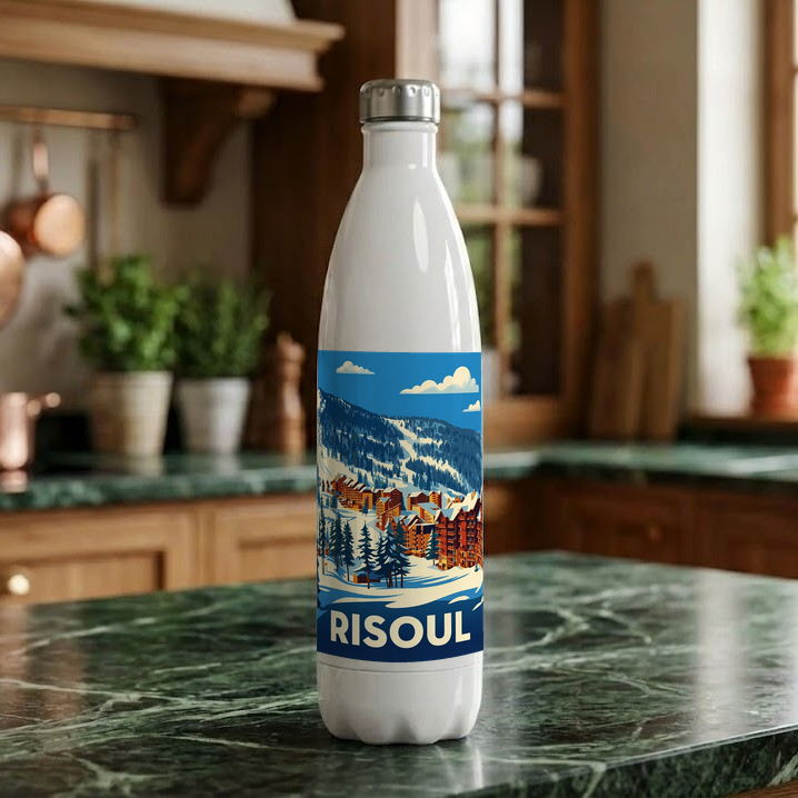 Gourde souvenir de la ville de Risoul avec une illustration de paysage de montagne enneigé.