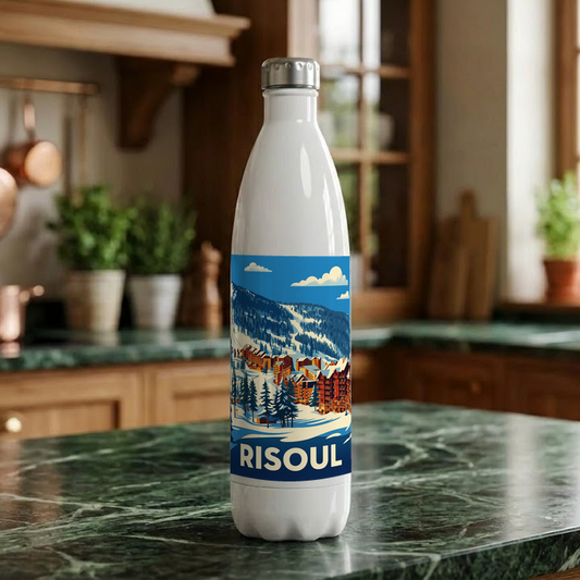 Gourde souvenir de la ville de Risoul avec une illustration de paysage de montagne enneigé.
