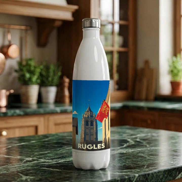 Gourde blanche souvenir de la ville de Rugles arborant une illustration stylisée de son église et d'un drapeau normand.