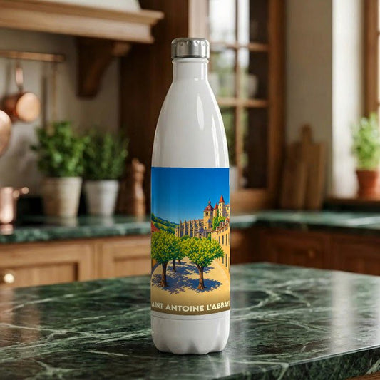 Gourde blanche souvenir de Saint-Antoine-l'Abbaye ornée d'une illustration colorée et stylisée du village.