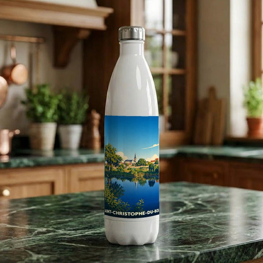 Gourde souvenir de Saint-Christophe-du-Bois arborant une illustration stylisée du village se reflétant dans l'eau.