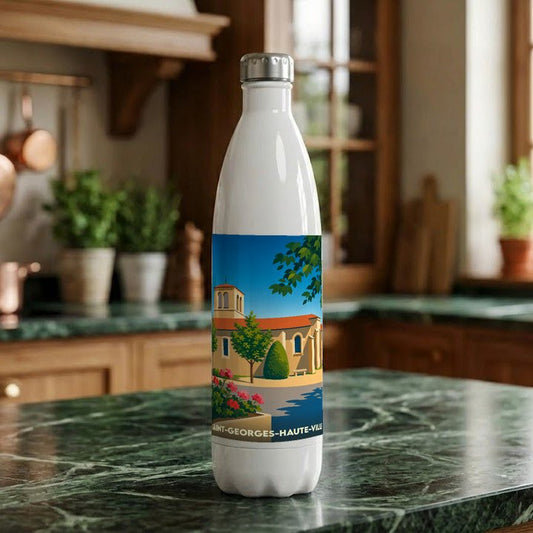 Gourde blanche souvenir de la ville de Saint-Georges-Haute-Ville avec une illustration stylisée de son église.