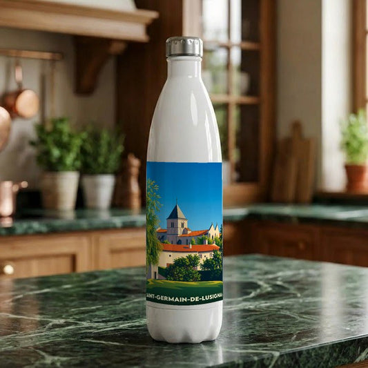 Gourde souvenir de la ville de Saint-Germain-de-Lusignan avec une illustration stylisée.