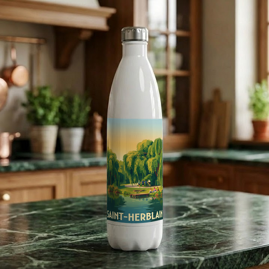 Gourde blanche souvenir de la ville de Saint-Herblain avec une illustration stylisée d'un parc verdoyant au bord de l'eau.