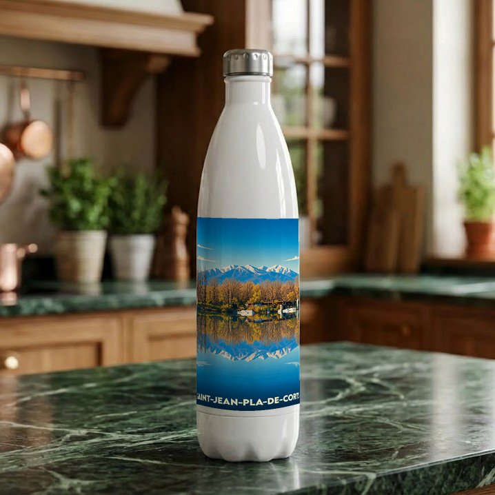 Gourde souvenir de la ville de Saint-Jean-Pla-de-Corts illustrée par un paysage de montagne se reflétant dans l'eau.