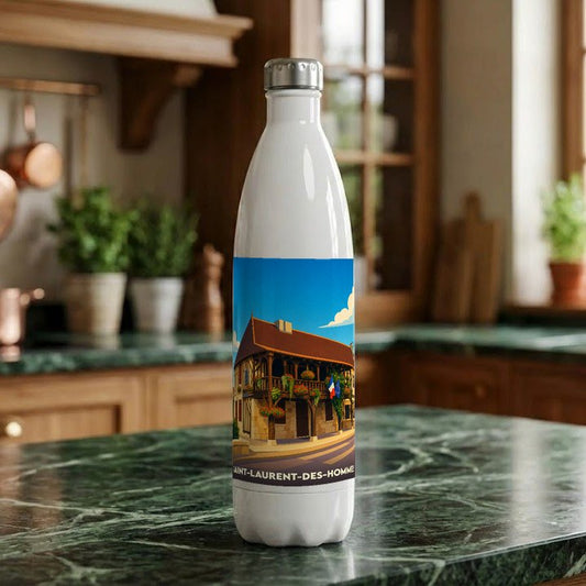 Gourde souvenir de Saint-Laurent-des-Hommes avec une illustration stylisée d'un bâtiment traditionnel.