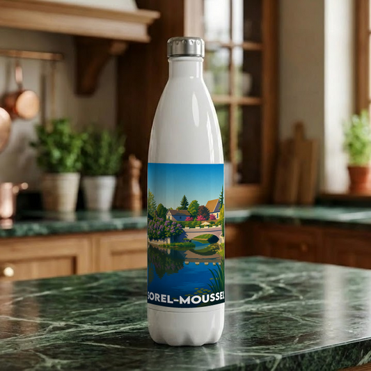 Gourde souvenir de la ville de Sorel-Moussel avec une illustration de paysage stylisée.