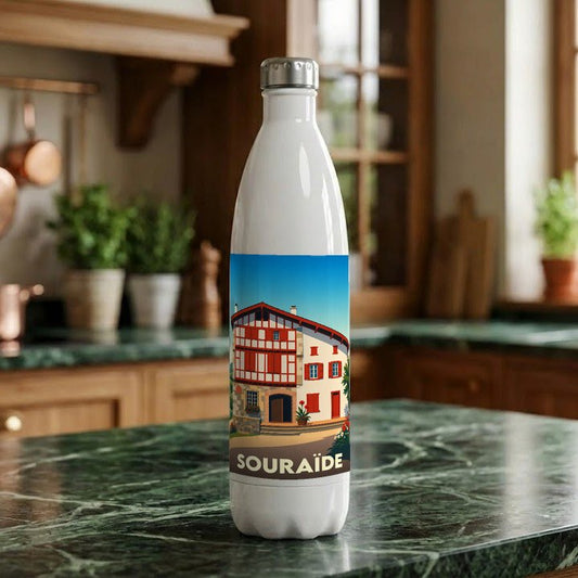 Gourde blanche souvenir de la ville de Souraïde avec une illustration stylisée d'une maison basque traditionnelle.