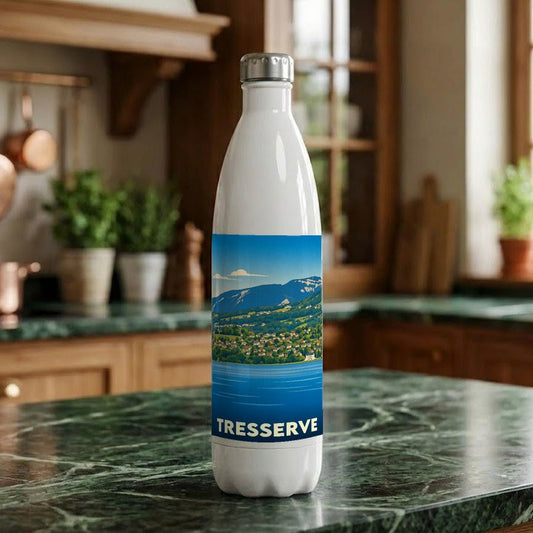 Gourde blanche souvenir de la ville de Tresserve avec une illustration stylisée du lac et des montagnes.