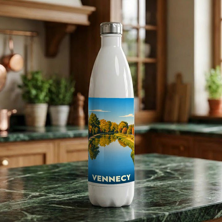 Gourde blanche souvenir de la ville de Vennecy illustrée par un paysage automnal au bord de l'eau.