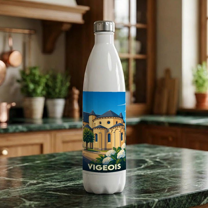Gourde blanche souvenir de la ville de Vigeois ornée d'une illustration stylisée de son église abbatiale.
