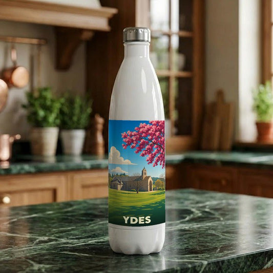 Gourde souvenir de la ville de Ydes avec une illustration stylisée d'un paysage local.