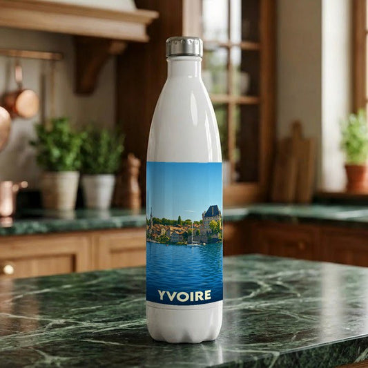 Gourde blanche souvenir de la ville d'Yvoire avec une illustration du port et de son château au bord du lac.
