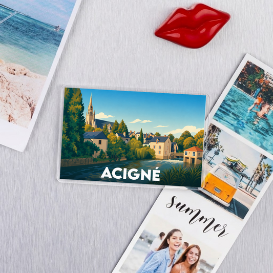 Magnet souvenir de la ville d'Acigné avec une illustration stylisée d'un paysage urbain au bord de l'eau.