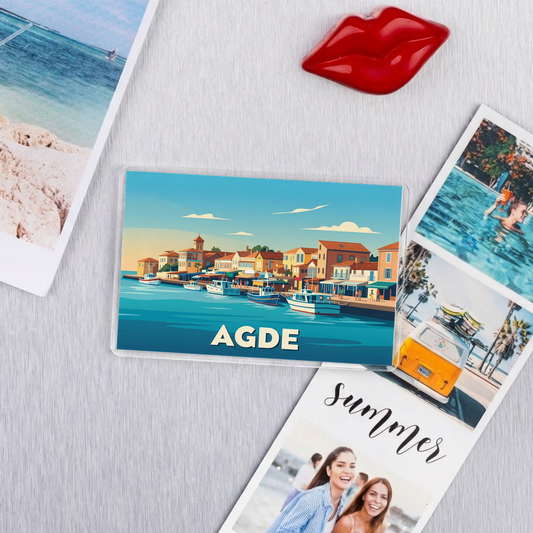 Magnet souvenir de la ville d'Agde avec une illustration stylisée de son port.