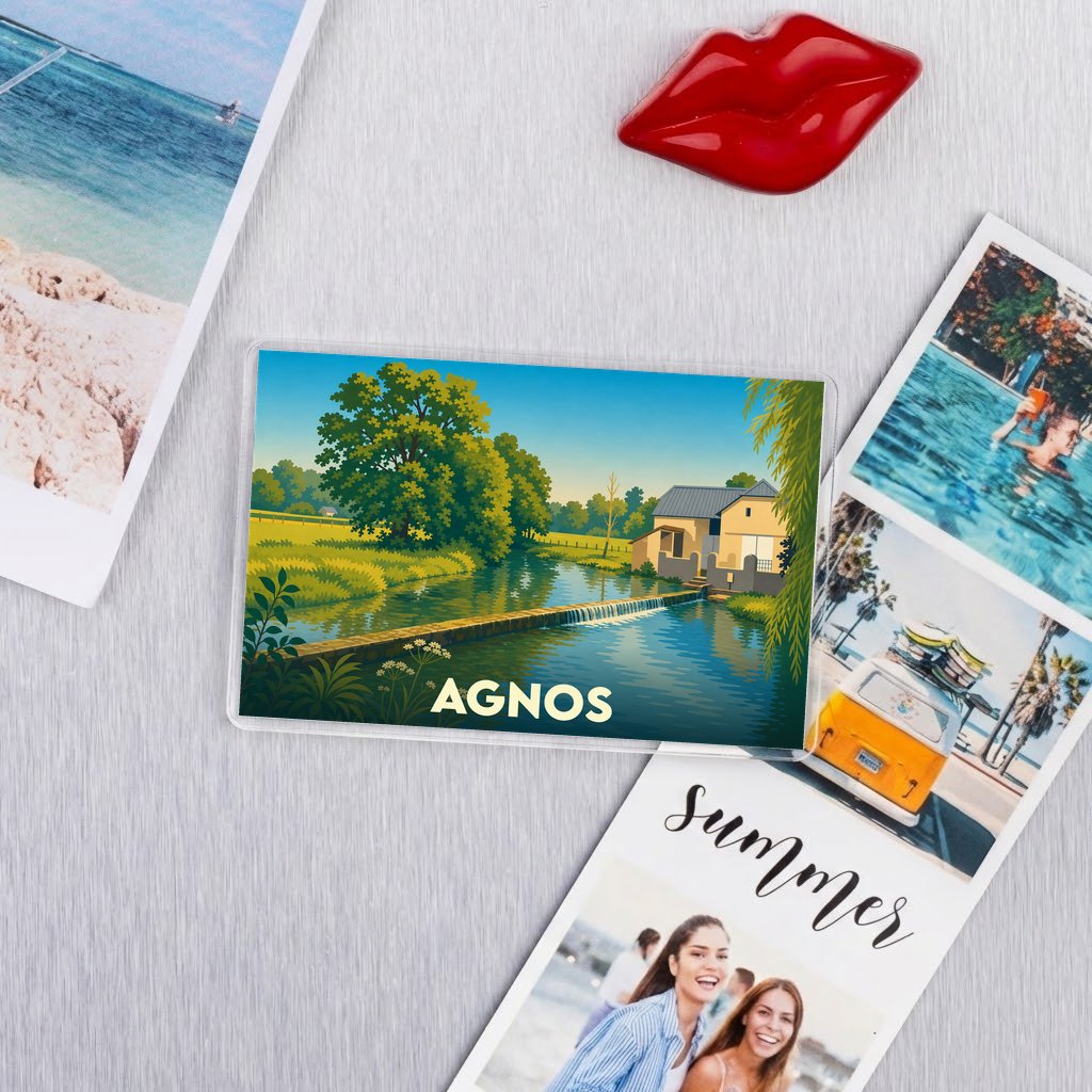Magnet souvenir de la ville d'Agnos avec une illustration stylisée d'un paysage verdoyant au bord de l'eau.