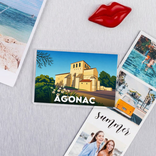 Magnet souvenir de la ville d'Agonac avec une illustration stylisée.