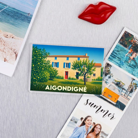 Magnet souvenir de la ville d'Aigondigné avec une illustration stylisée d'une maison régionale.