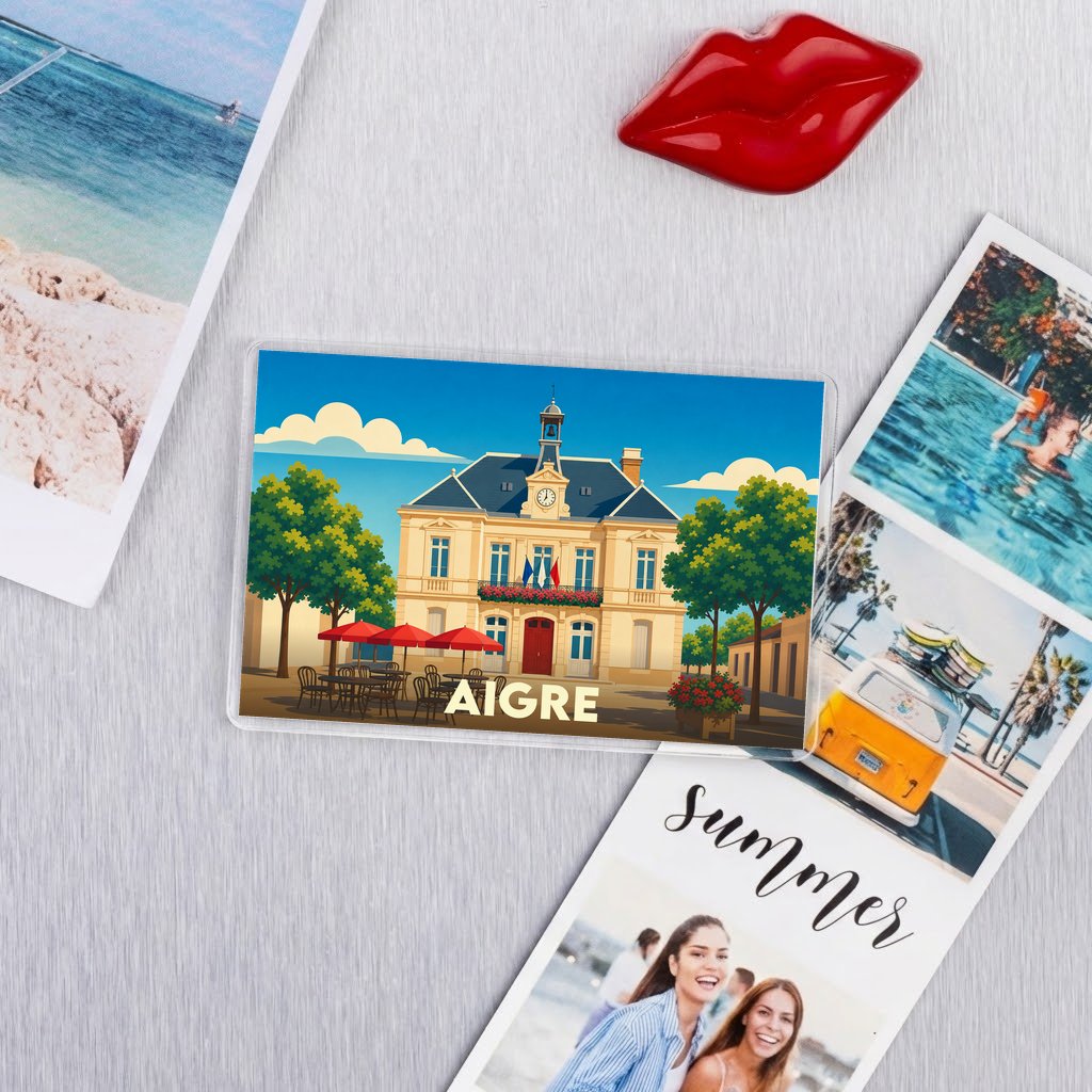 Magnet souvenir de la ville de Aigre avec une illustration stylisée de son hôtel de ville.