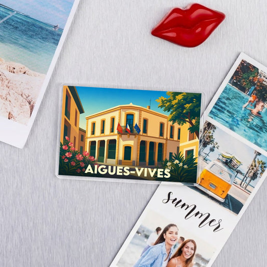 Magnet souvenir de la ville d'Aigues-Vives avec une illustration stylisée de sa mairie.
