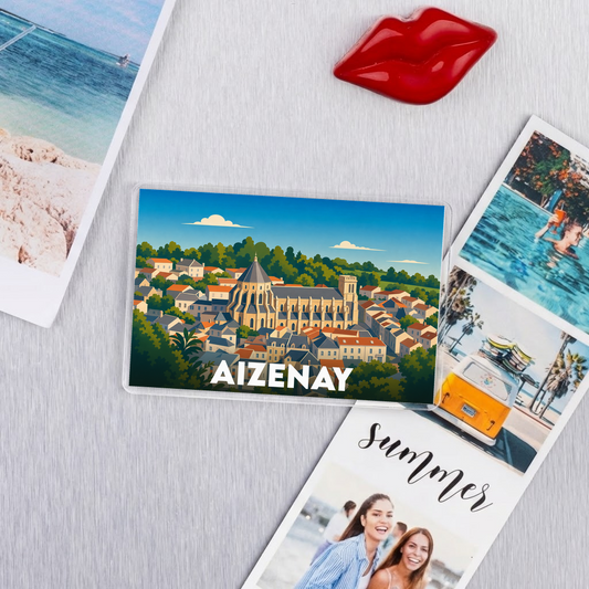 Magnet souvenir de la ville de Aizenay avec une illustration stylisée de son église et de ses toits.