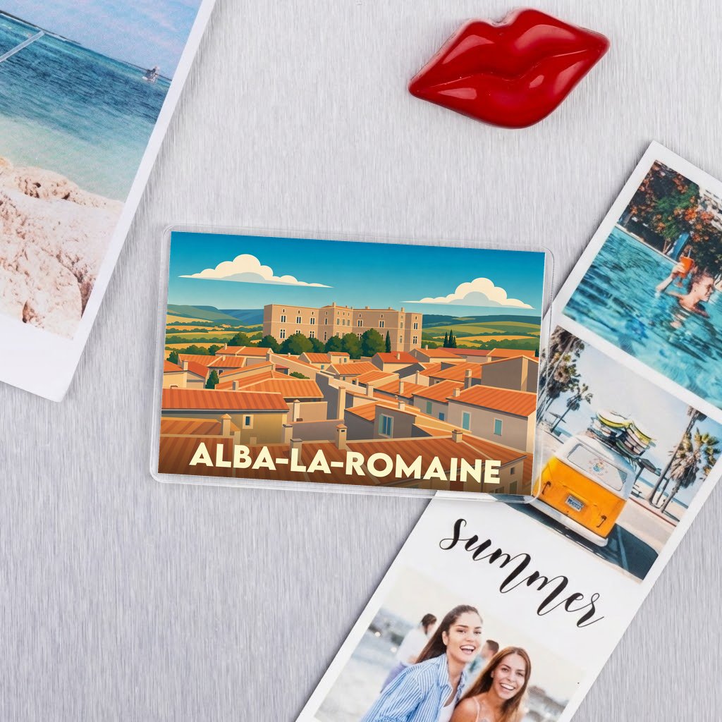 Magnet souvenir de la ville d'Alba-la-Romaine avec une illustration stylisée de ses toits et de son château.