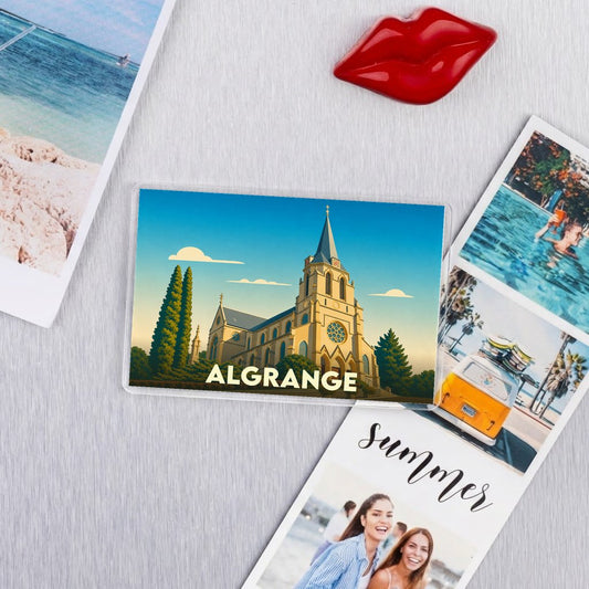 Magnet souvenir de la ville d'Algrange avec une illustration stylisée d'une église sous un ciel azur.