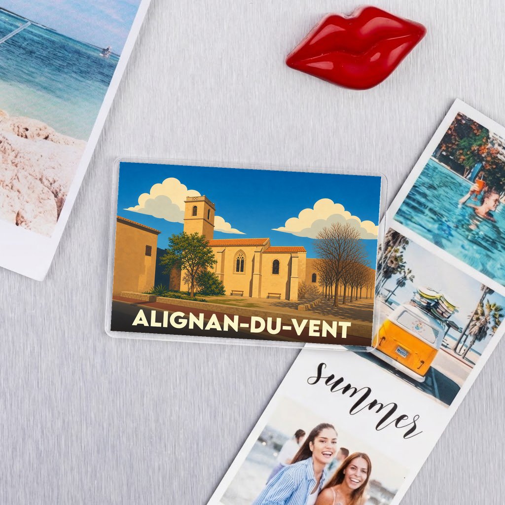 Magnet souvenir de la ville d'Alignan-du-Vent avec une illustration stylisée d'une église sous un ciel bleu.