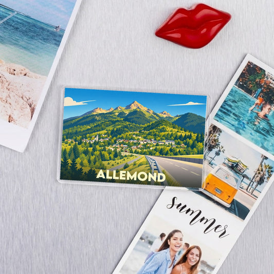 Magnet souvenir de la ville d'Allemond avec une illustration stylisée de montagnes.