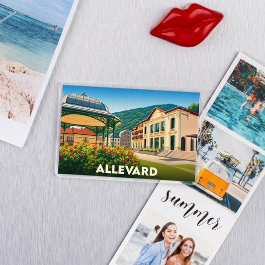 Magnet souvenir de la ville d'Allevard avec une illustration stylisée d'un kiosque et de thermes.