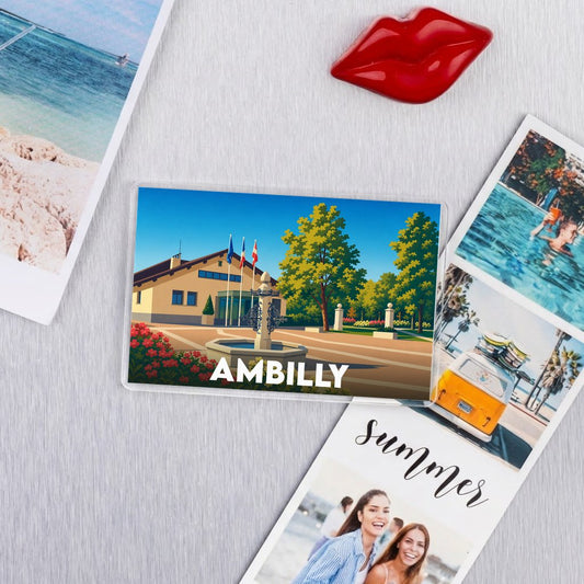 Magnet souvenir de la ville d'Ambilly avec une illustration stylisée d'une place arborée et sa fontaine.