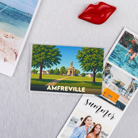 Magnet souvenir de la ville de Amfreville avec une illustration de style rétro représentant un paysage urbain.