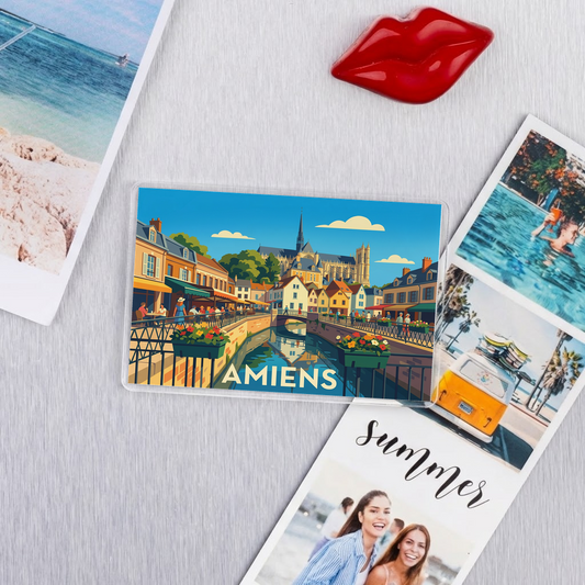 Magnet souvenir de la ville d'Amiens avec une illustration stylisée et colorée de ses canaux.