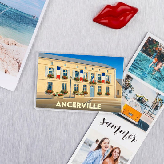 Magnet souvenir de la ville d'Ancerville avec une illustration stylisée de sa mairie pavoisée.