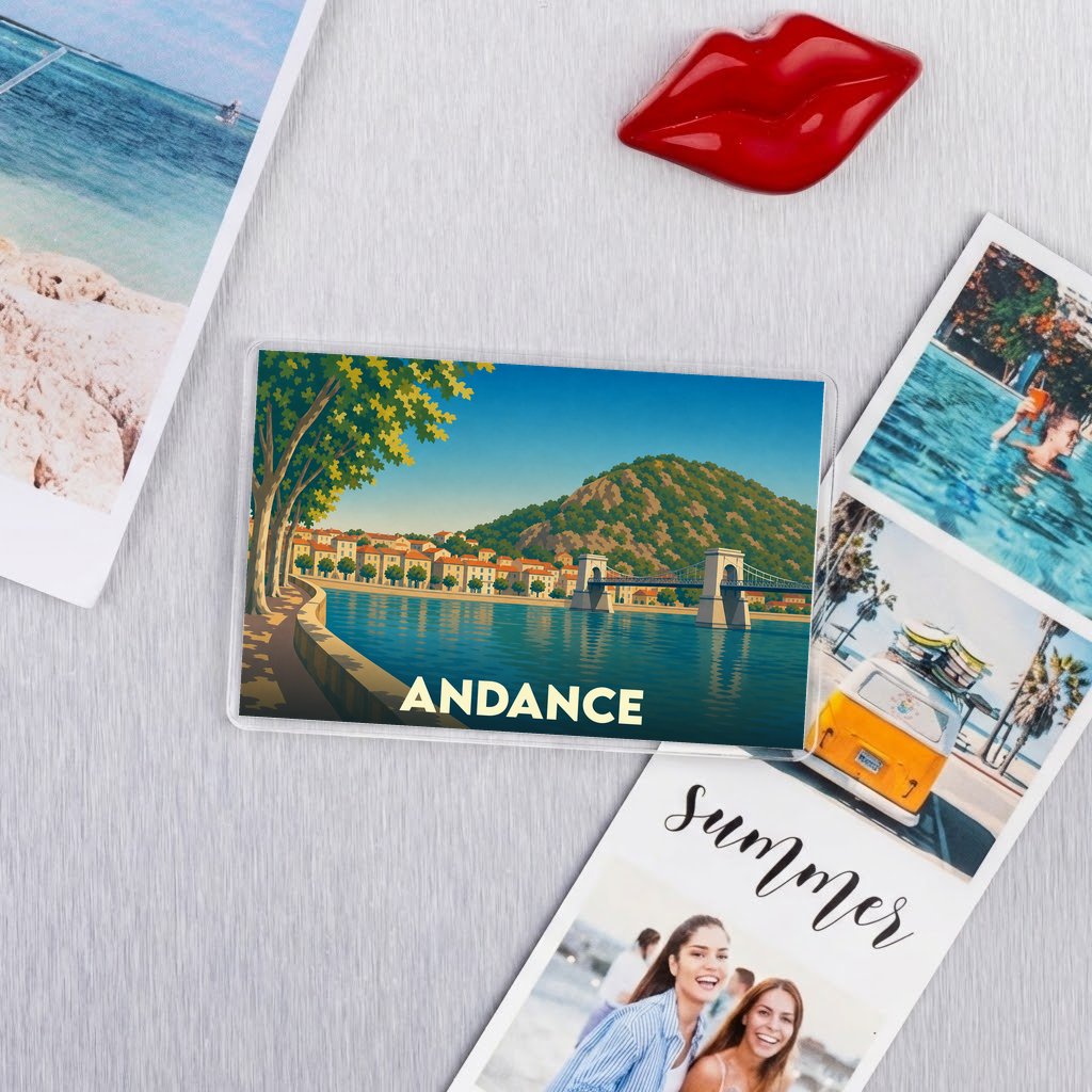 Magnet souvenir de la ville d'Andance avec une illustration stylisée d'un pont et d'un paysage fluvial.