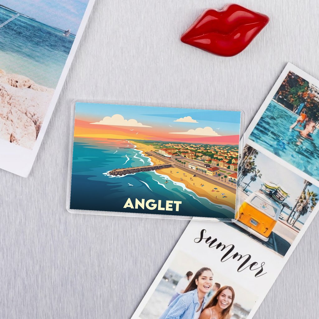 Magnet souvenir de la ville d'Anglet avec une illustration stylisée de son bord de mer.