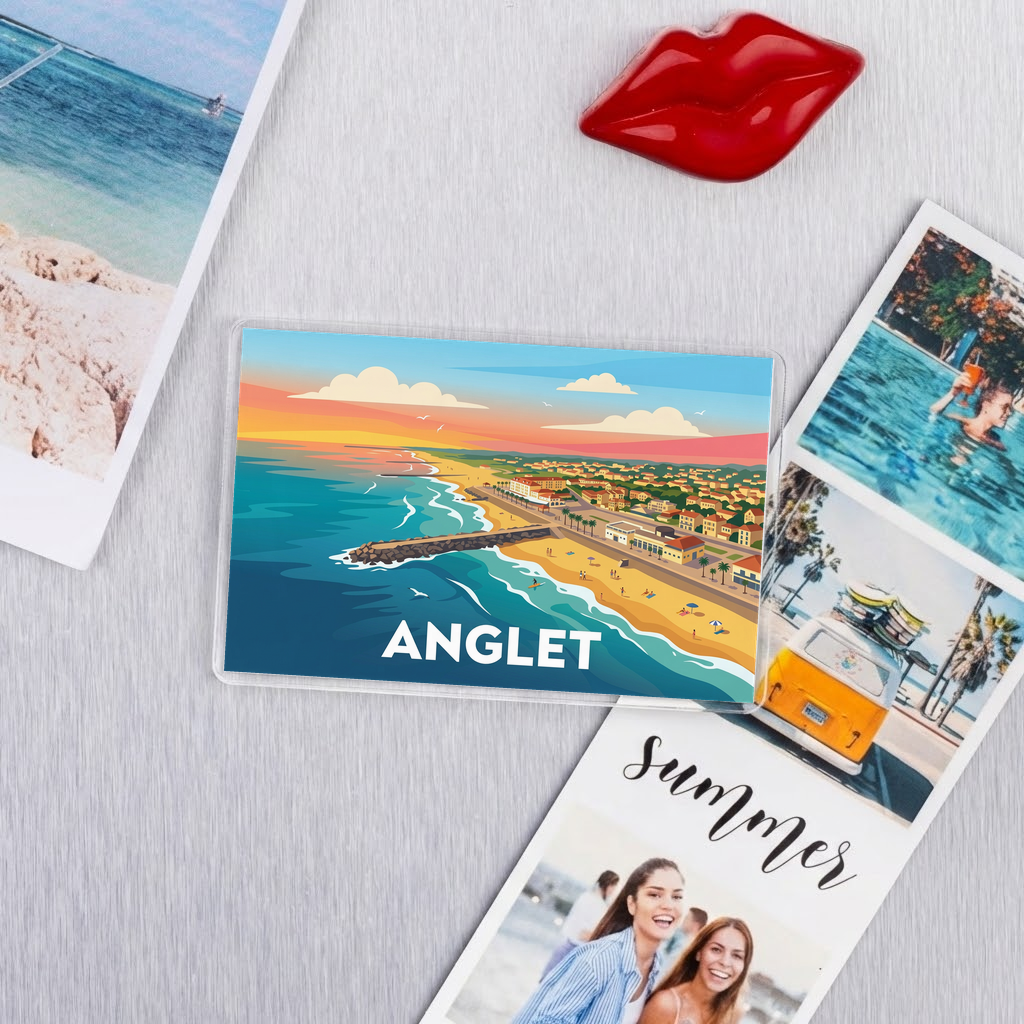 Magnet souvenir de la ville d'Anglet avec une illustration stylisée de son bord de mer.