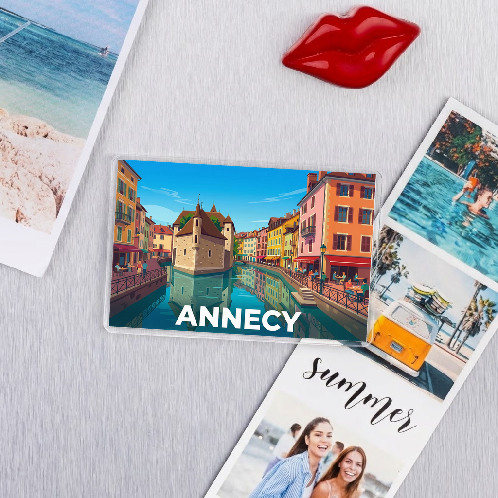 Magnet souvenir de la ville d'Annecy avec une illustration colorée et stylisée de ses canaux.