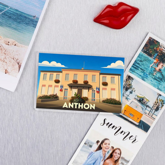 Magnet souvenir de la ville de Anthon avec une illustration stylisée de sa mairie fleurie.