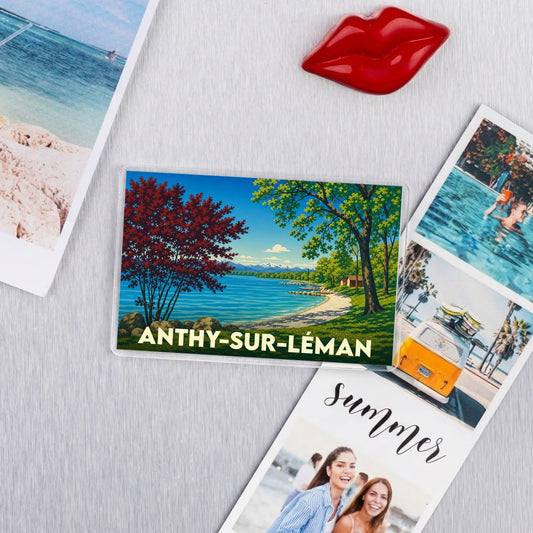 Magnet souvenir de la ville d'Anthy-sur-Léman avec une illustration colorée et stylisée de son paysage lacustre.