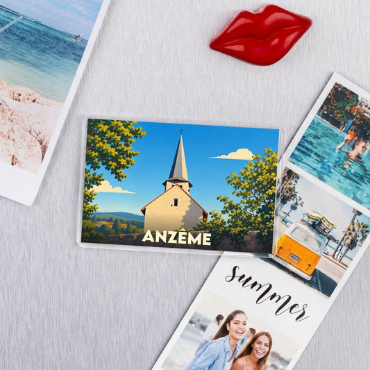 Magnet souvenir de la ville d'Anzême avec une illustration stylisée d'une église.