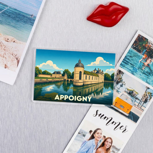 Magnet rectangulaire souvenir de la ville d'Appoigny avec une illustration stylisée de son patrimoine au bord de l'eau.