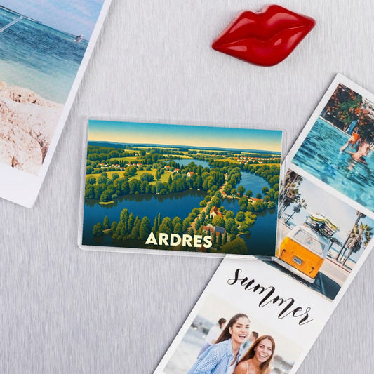 Magnet souvenir de la ville d'Ardres avec une illustration panoramique de ses paysages et plans d'eau.