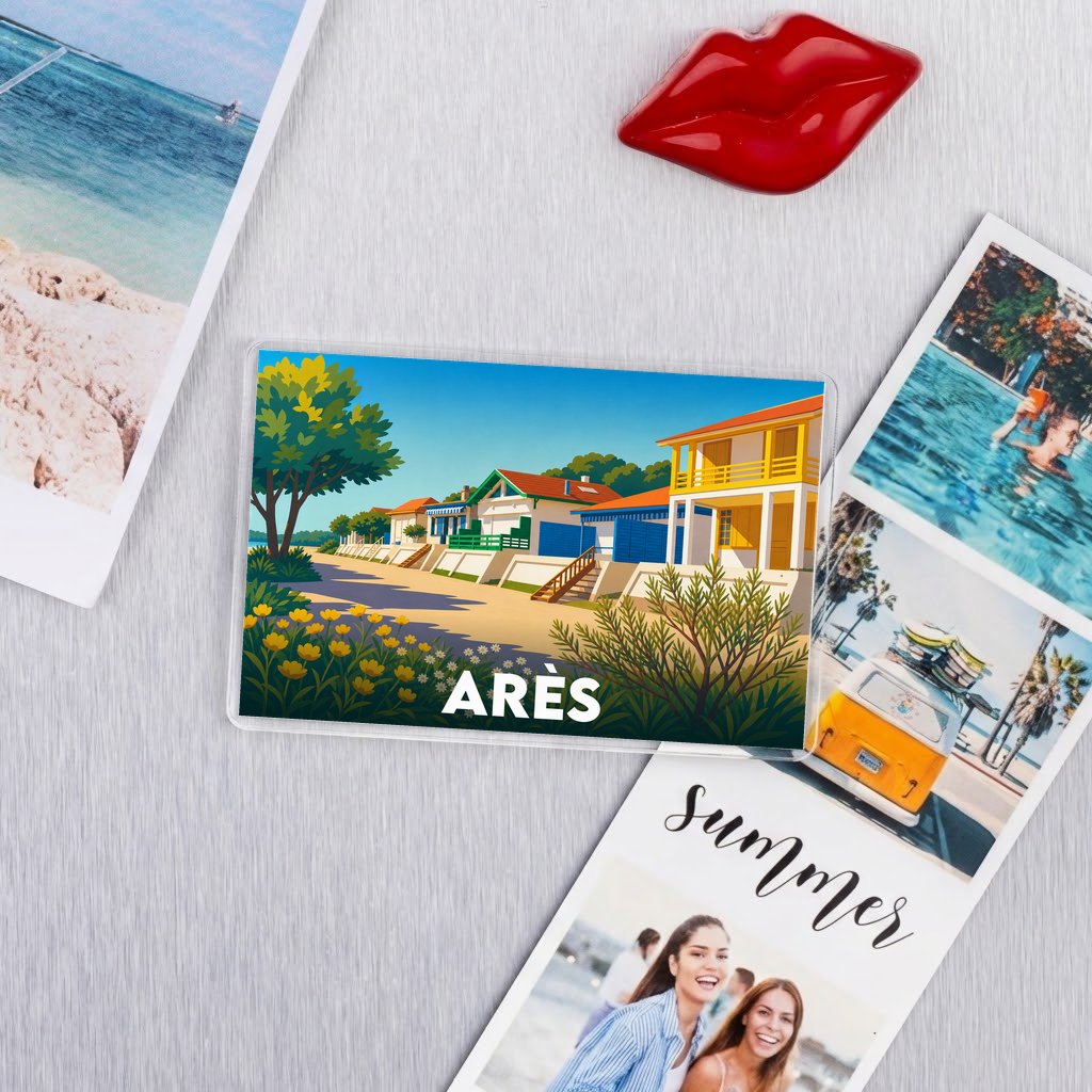 Magnet souvenir de la ville d'Arès avec une illustration colorée et stylisée de son bord de mer.