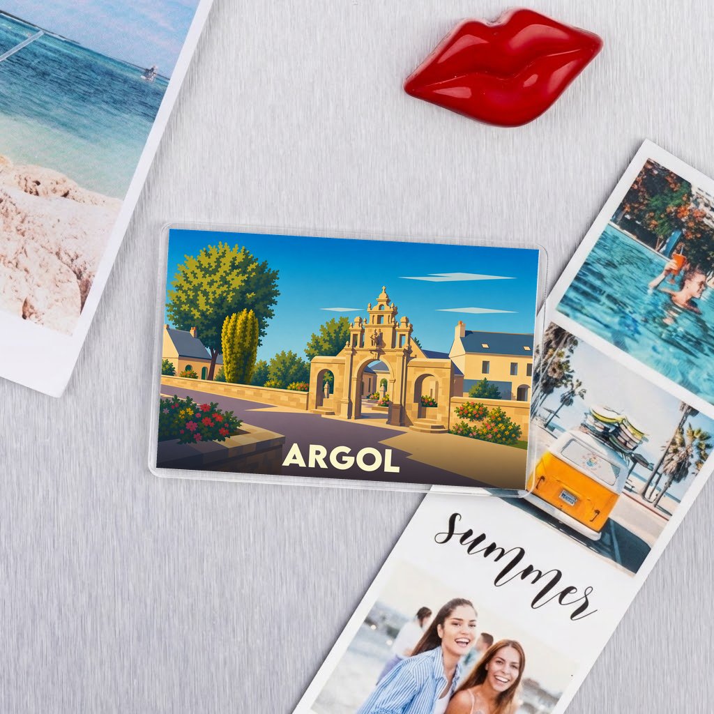 Magnet souvenir de la ville d'Argol avec une illustration stylisée de son enclos paroissial.