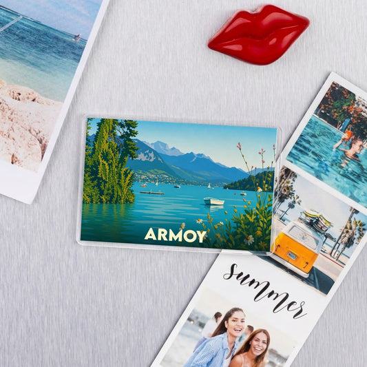 Magnet souvenir de la ville d'Armoy avec une illustration stylisée de son lac et de ses montagnes.