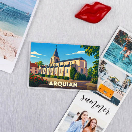 Magnet souvenir de la ville d'Arquian avec une illustration stylisée de son église sous un ciel bleu.