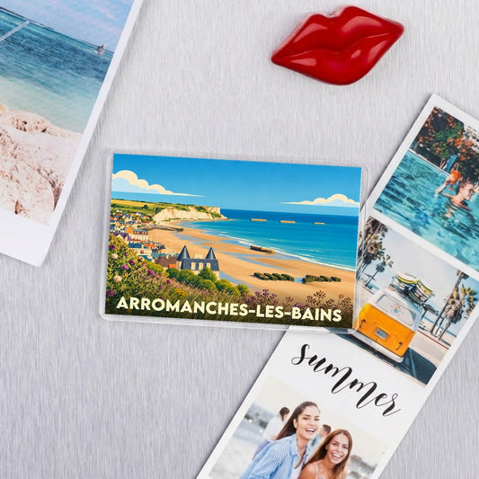 Magnet souvenir de la ville d'Arromanches-les-Bains avec une illustration stylisée de sa plage et de ses falaises.